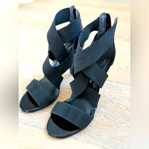 Pour La Victoria Caitlin Cobalt Black Patent leather Heels- Like New